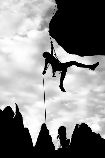 Альпинист висит на веревке
. - Фото, изображение