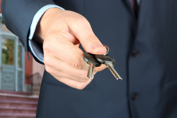 Przycięty obraz agent nieruchomości dając domu klucze w biurze - Zdjęcie, obraz