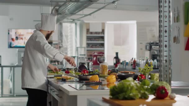 Chef profesional cocinando ingredientes orgánicos en la estufa - Imágenes, Vídeo