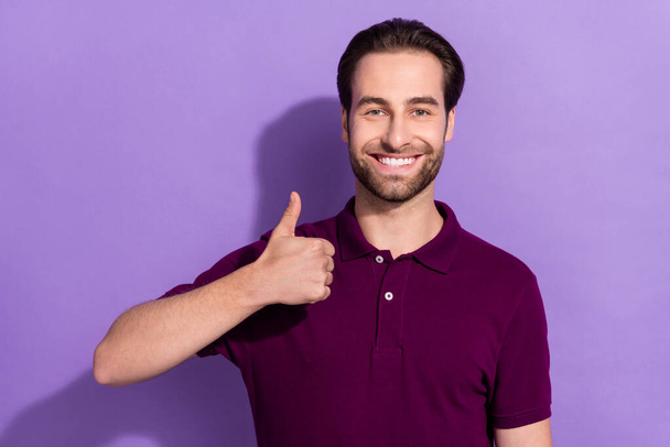 Portrait of handsome businessman showing thumb-up recommend his company isolated on violet color background - Foto, Bild