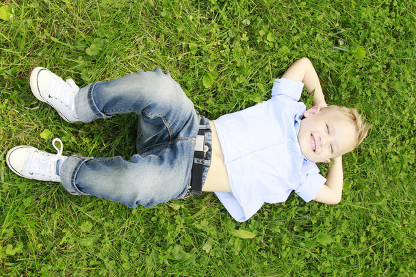 çayır gülümseyen içinde küçük çocuk - Fotoğraf, Görsel