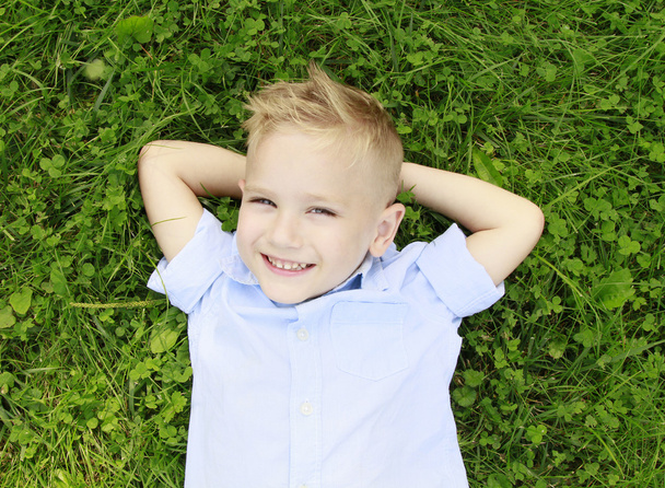 niño en el prado sonriendo
 - Foto, Imagen