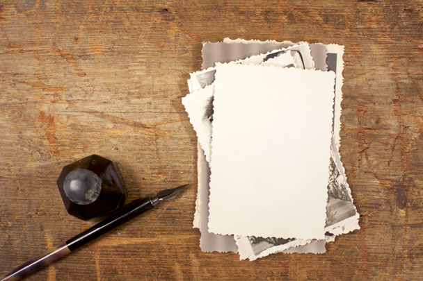 ročník inkoustové pero, kalamářů a staré fotografie na dřevěný stůl - Fotografie, Obrázek