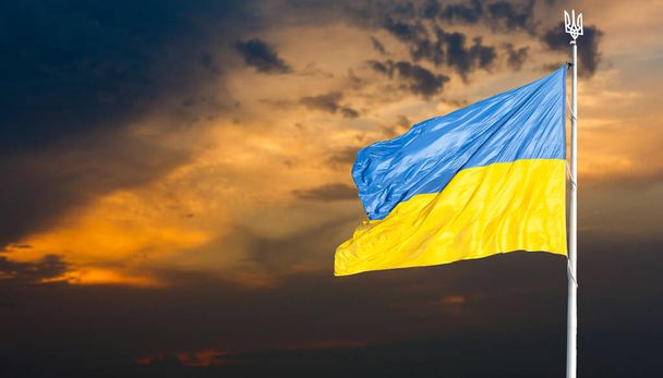 Bandiera dell'Ucraina sullo sfondo dell'alba. Bandiera gialla-blu dell'Ucraina indipendente. - Foto, immagini