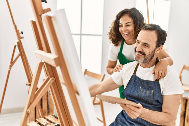 Студент середнього віку і вчитель усміхаються щасливого живопису в художній школі
. - Фото, зображення
