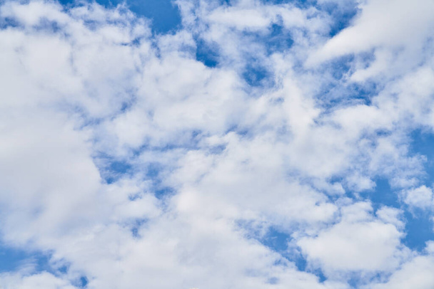 Piękne błękitne niebo z chmurami w słoneczny dzień - Zdjęcie, obraz