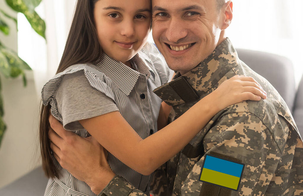 Feliz soldado ucraniano en militar, hija alegre, veteranos ucranianos de Rusia-Ucrania, Día de la Independencia - Foto, Imagen