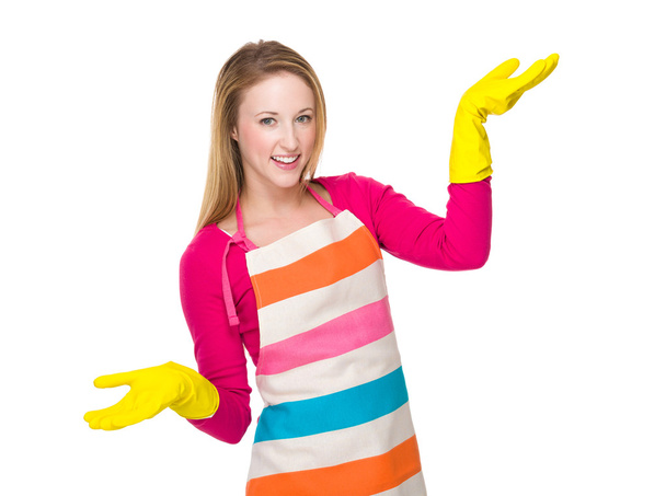 Femme au foyer avec gants de cuisine
 - Photo, image