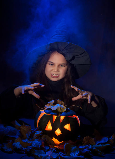 The little witch with halloween pumpkin - Foto, Bild