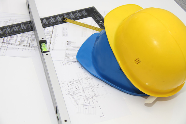 Helmen en hulpmiddelen voor constructietekeningen en gebouwen - Foto, afbeelding