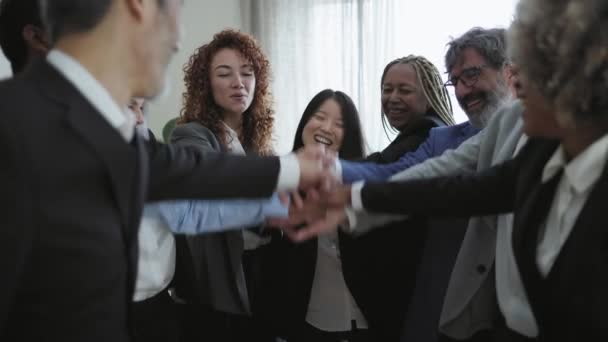 Multiraciale zakenmensen stapelen handen bij elkaar in modern kantoor - Teamwork concept - Video