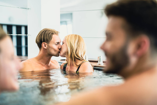 Glückliche Freunde genießen Urlaub im Whirlpool-Luxus-Haus - Foto, Bild
