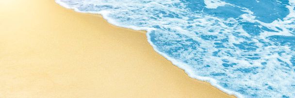 Agua azul profundo, olas y playa de arena. Hermosa costa. Banner largo con espacio de copia. Vista superior. - Foto, Imagen