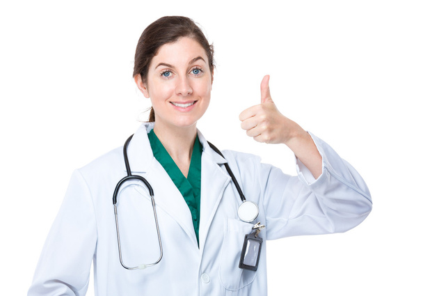 vrouw arts met duim omhoog - Foto, afbeelding