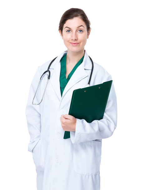 クリップボードの女性医師 - 写真・画像