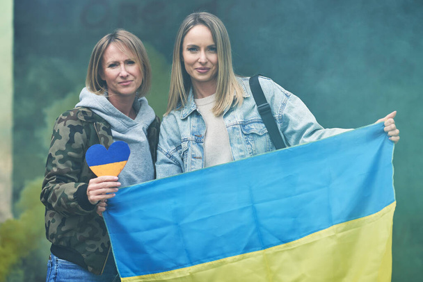 Két lány háborús jelek nélkül támogatja Ukrajnát. - Fotó, kép