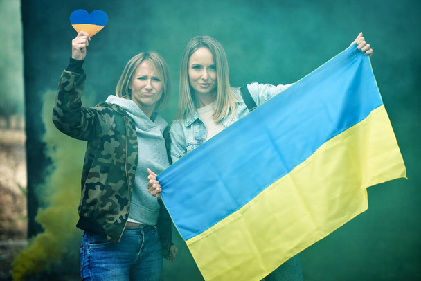 Deux filles soutiennent l'Ukraine sans signes de guerre - Photo, image