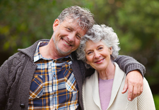 Ils partagent une vie de souvenirs. Portrait d'un couple de personnes âgées aimant debout ensemble à l'extérieur. - Photo, image