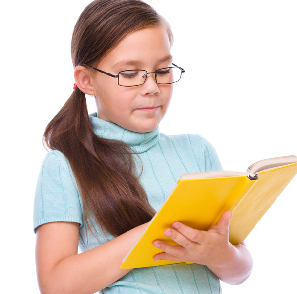 Симпатичная девушка читает книгу
 - Фото, изображение