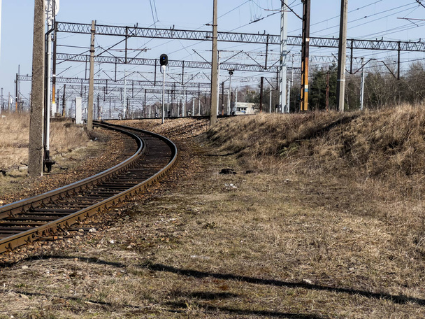 Une voie ferrée latérale menant du chemin de fer principal. Une illustration pour dire "mettre de côté sur la piste latérale", "le prendre de côté", "le rendre sans importance", mis de côté sur la piste latérale - Photo, image