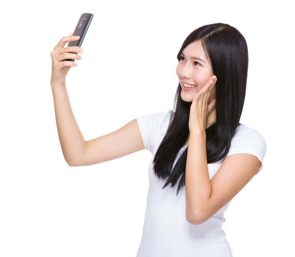 vrouw die selfie met smartphone - Foto, afbeelding
