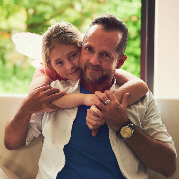 A szeretet melegét. Egy apa portréja, aki minőségi időt tölt otthon a kislányával.. - Fotó, kép