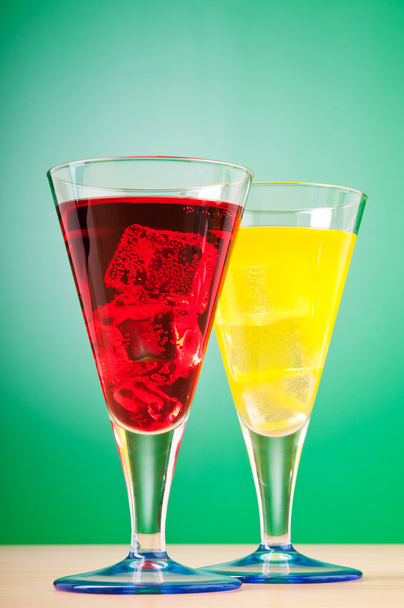kleurrijke cocktail in glazen - Foto, afbeelding