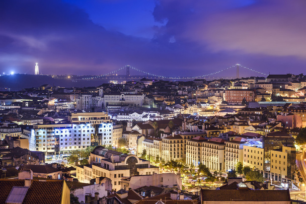 Lisboa, Portugal skyline por la noche
 - Foto, Imagen
