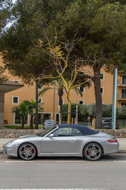 Playa de Palma, Espanha; 13 de março de 2022: Porsche 911 carrera s sports car, de cor cinza, estacionado na rua. Ilha de Maiorca, Espanha - Foto, Imagem