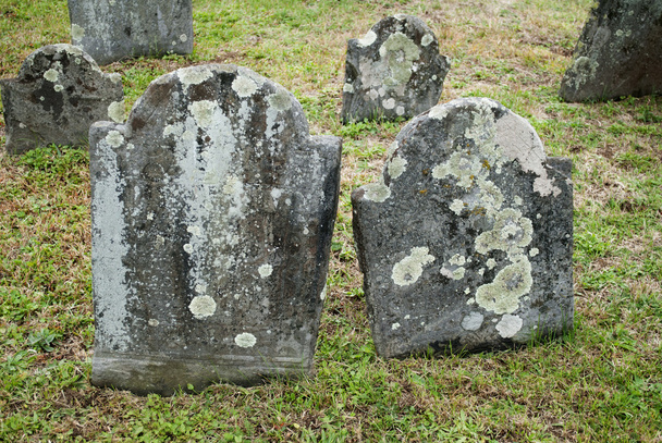 古くて不気味な墓地の墓石が並び - 写真・画像