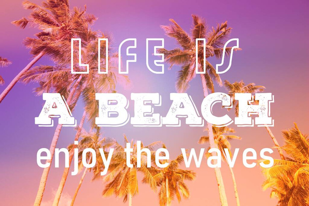 Η ζωή είναι μια παραλία, απολαύστε τα κύματα, την αφίσα με τα κίνητρα. Υπογραφή κειμένου για περιεχόμενο μέσων κοινωνικής δικτύωσης. - Φωτογραφία, εικόνα
