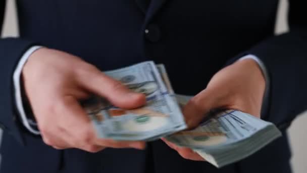 Homem vestido formalmente a contar notas de dólares americanos. Conceito de investimento, sucesso, perspectivas financeiras ou progressão na carreira - Filmagem, Vídeo