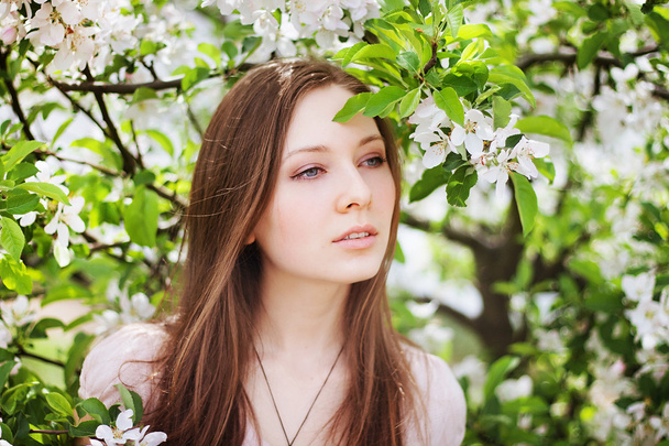 Hermosa mujer en flor de primavera
 - Foto, Imagen