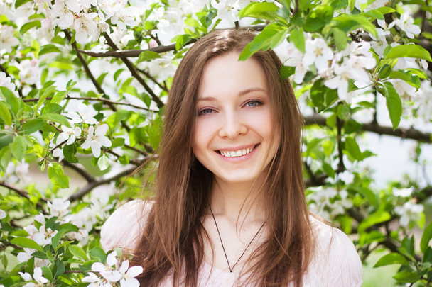 Portrait extérieur d'une belle femme en fleur de printemps
 - Photo, image