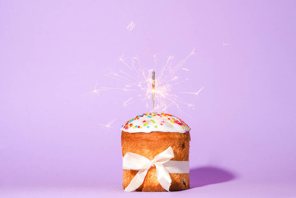 紫色の背景に生と輝きを持つイースターケーキ、イースターフード。最小限の概念 - 写真・画像