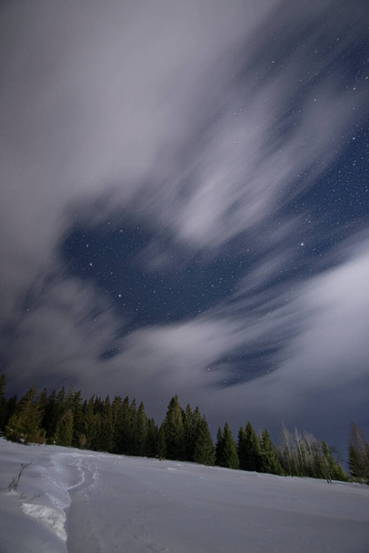 Небо у формі серця в зимову ніч в гірському селі
 - Фото, зображення