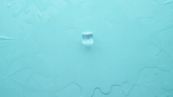 Nahaufnahme vieler Eiswürfel Tropfen auf blauem Hintergrund  - Filmmaterial, Video