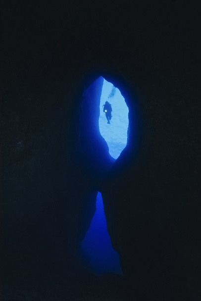 Δύτης που εισέρχεται στο σπήλαιο Nereo - Φωτογραφία, εικόνα