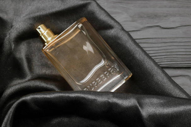 KHARKIV, UKRAINE - NOVEMBER 3, 2021: Burberry Her - London Dream 50 ml illatanyag parfüm palack csomagolt. Burberry egy brit luxus divatház székhelye Londonban, Angliában - Fotó, kép