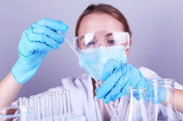 Laboratory assistant making medical test in laboratory - Foto, Bild