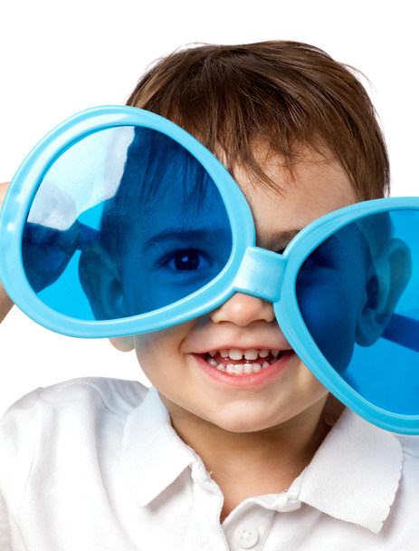 niño pequeño con gafas de sol
 - Foto, imagen