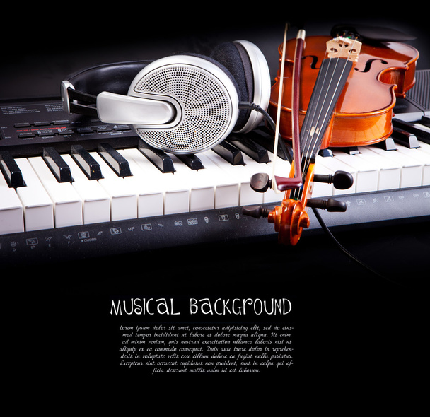 Скрипка, клавиши пианино и наушники
 - Фото, изображение