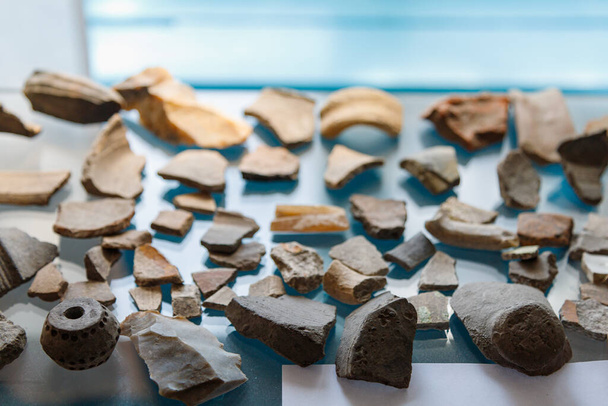 Clay úlomky nebo fragmenty staré retro starožitné středověké archeologické nálezy. Pozadí s prostorem pro kopírování textu nebo nápisu - Fotografie, Obrázek