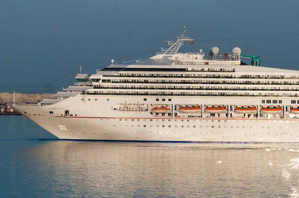 Widok rano dużego statku wycieczkowego przybywających do Nassau miasta (Bahamy). - Zdjęcie, obraz
