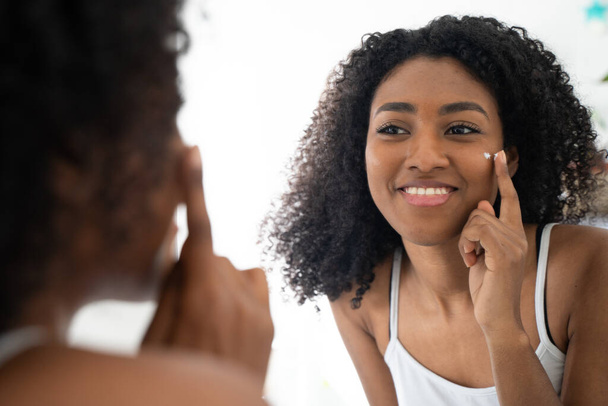 Young black woman taking care about her skin - Photo, Image