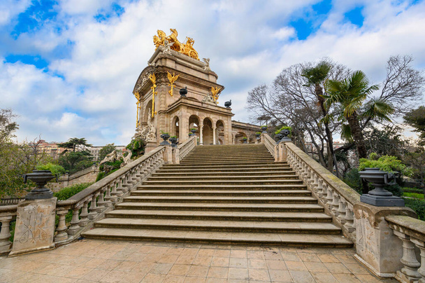 Cascada del Parc de la Ciutadella в Барселоне, Испания. Фонтан и памятник с аркой и центральной статуей Венеры в парке XIX века - Фото, изображение
