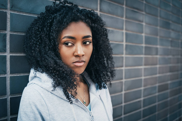 Одна одинокая черная девушка страдает депрессией и одиночеством - Фото, изображение