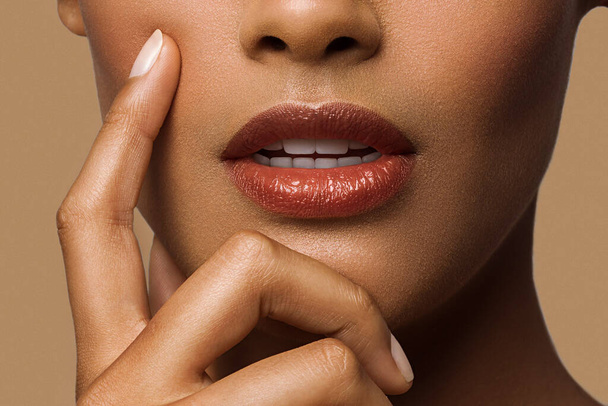 Gyönyörű nő piros kövér ajkak - Fotó, kép