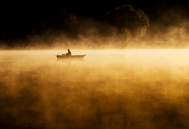 Homem pesca de manhã
 - Foto, Imagem
