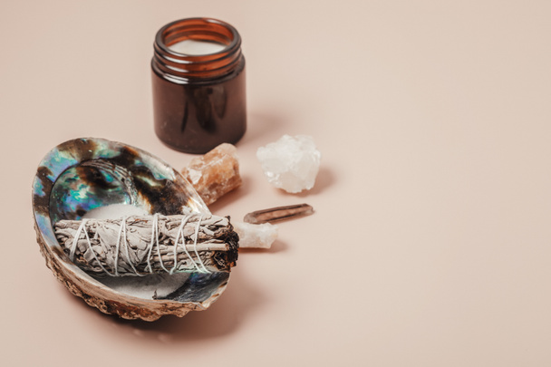 Smudge kit com sábio branco, palo santo, concha do mar abalone. Elementos naturais para limpar o ambiente da energia negativa, adicionando vibrações positivas. Práticas rituais, conceito de bruxaria - Foto, Imagem